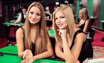 Hình ảnh đội ngũ hỗ trợ khách hàng m99 game